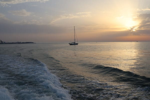Louer un bateau au coucher du soleil sur la Costa Blanca : prix, permis, où réserver